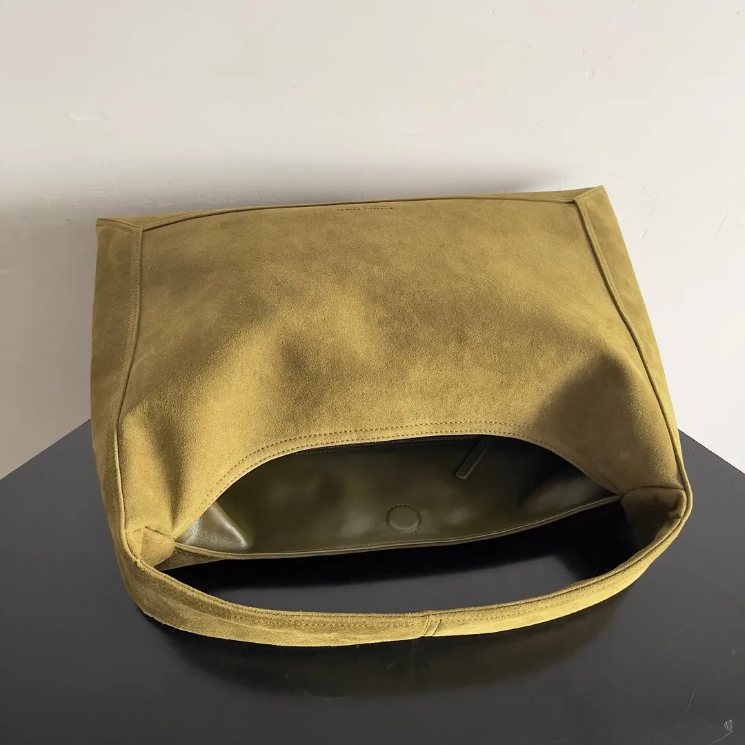 Batch 2080 Bottega Veneta, the flagship product of the 2024 autumn and winter, is making a splash from the catwalk to the streets. It not only brings a strong retro atmosphere, but also can easily interpret different styles through a variety of matching methods. Whether it is a smart and elegant workplace look or casual and comfortable daily wear, fully imported calfskin is a fashion element you can’t miss! Style number: 803977 Size: 41*20*8cm